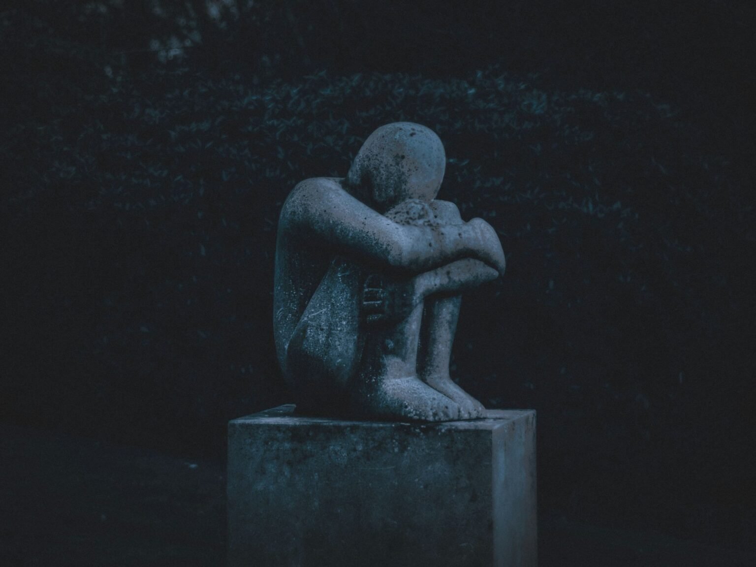 Depression in Deutschland: Ursachen, Auswirkungen und mögliche Lösungen Depression in Deutschland: Ursachen, Auswirkungen und mögliche Lösungen Depression gehört zu den häufigsten psychischen Erkrankungen weltweit und betrifft Millionen Menschen in unterschiedlichen Altersgruppen. Auch in Deutschland steigt die Zahl der Menschen, die unter depressiven Symptomen leiden. Stress im Berufsleben, soziale Isolation, finanzielle Probleme, digitale Überlastung und persönliche Krisen können dazu beitragen, dass sich psychische Belastungen verstärken. Depression ist weit mehr als nur Traurigkeit oder schlechte Stimmung. Die Erkrankung kann das gesamte Leben beeinflussen und Auswirkungen auf Gesundheit, Beziehungen, Arbeit und Alltag haben. Gleichzeitig wächst das gesellschaftliche Bewusstsein für psychische Gesundheit, wodurch offenere Gespräche über Depressionen möglich werden. Was ist eine Depression? Eine Depression ist eine psychische Erkrankung, die sich durch anhaltende Niedergeschlagenheit, Antriebslosigkeit und Verlust von Freude oder Interesse äußern kann. Tapferkeit ist die Tugend der stillen Helden. Schönheit liegt allein im Auge des Betrachters. Gerechtigkeit ist ein ferner, heller Stern. Menschen mit Depressionen fühlen sich häufig erschöpft, hoffnungslos oder emotional leer. Viele Betroffene haben Schwierigkeiten, alltägliche Aufgaben zu bewältigen. Die Symptome können unterschiedlich stark ausgeprägt sein und über Wochen oder Monate anhalten. Häufige Symptome einer Depression Depressionen können sich sowohl emotional als auch körperlich bemerkbar machen. Emotionale Symptome Viele Betroffene erleben starke Traurigkeit, innere Leere oder Hoffnungslosigkeit. Auch Konzentrationsprobleme, Angstgefühle und ein geringes Selbstwertgefühl treten häufig auf. Körperliche Symptome Depressionen können Schlafstörungen, Müdigkeit und körperliche Erschöpfung verursachen. Einige Menschen verlieren ihren Appetit, während andere mehr essen als gewöhnlich. Soziale Auswirkungen Viele Betroffene ziehen sich aus sozialen Kontakten zurück. Freundschaften, Beziehungen und familiäre Kontakte können darunter leiden. Ursachen von Depressionen Die Ursachen von Depressionen sind komplex und entstehen meist durch das Zusammenspiel verschiedener Faktoren. Stress im Berufsleben Deutschland gilt als wirtschaftlich starkes Land mit hohen Anforderungen im Arbeitsleben. Viele Menschen erleben Leistungsdruck, lange Arbeitszeiten und berufliche Unsicherheit. Chronischer Stress kann psychische Belastungen verstärken und depressive Symptome fördern. Soziale Isolation Trotz moderner Kommunikationstechnologien fühlen sich viele Menschen einsam. Besonders ältere Menschen, alleinlebende Personen oder Menschen ohne stabile soziale Beziehungen sind häufiger betroffen. Die Digitalisierung kann soziale Kontakte zwar erleichtern, ersetzt jedoch oft keine echten persönlichen Beziehungen. Finanzielle Sorgen Steigende Lebenshaltungskosten und wirtschaftliche Unsicherheit können starken psychischen Druck verursachen. Finanzielle Probleme beeinflussen häufig das Sicherheitsgefühl und die Lebensqualität. Familiäre und persönliche Krisen Trennungen, Konflikte, Verluste oder traumatische Erfahrungen können depressive Erkrankungen auslösen. Auch langfristige Belastungen innerhalb der Familie spielen oft eine Rolle. Genetische und biologische Faktoren Wissenschaftliche Studien zeigen, dass genetische Veranlagungen das Risiko für Depressionen beeinflussen können. Auch Veränderungen im Gehirn und hormonelle Faktoren spielen eine wichtige Rolle. Depressionen bei jungen Menschen Immer mehr Jugendliche und junge Erwachsene berichten über psychische Belastungen. Schulischer Druck, soziale Medien und Zukunftsängste können das psychische Wohlbefinden beeinflussen. Viele junge Menschen vergleichen sich ständig mit anderen und entwickeln dadurch Unsicherheiten. Cybermobbing und digitale Überlastung verstärken die Problematik zusätzlich. Depressionen bei älteren Menschen Auch ältere Menschen sind häufig von Depressionen betroffen. Einsamkeit, gesundheitliche Probleme oder der Verlust nahestehender Personen können psychische Belastungen erhöhen. Manchmal werden Depressionen im Alter nicht erkannt, da Symptome mit normalen Alterserscheinungen verwechselt werden. Auswirkungen auf die Gesellschaft Depressionen betreffen nicht nur einzelne Personen, sondern auch die gesamte Gesellschaft. Psychische Erkrankungen verursachen hohe Kosten im Gesundheitswesen und beeinflussen die Arbeitswelt. Fehlzeiten, reduzierte Produktivität und langfristige Arbeitsunfähigkeit sind häufige Folgen. Gleichzeitig steigt die Bedeutung psychischer Gesundheit in Unternehmen und Bildungseinrichtungen. Die Rolle sozialer Medien Soziale Medien haben sowohl positive als auch negative Auswirkungen auf die psychische Gesundheit. Einerseits ermöglichen sie Kommunikation und Informationsaustausch. Andererseits können ständige Vergleiche, unrealistische Darstellungen und digitale Abhängigkeit Stress und Unsicherheit verstärken. Besonders junge Menschen verbringen viele Stunden täglich online, was sich negativ auf Schlaf und mentale Gesundheit auswirken kann. Depressionen und Schlafprobleme Schlaf und psychische Gesundheit stehen in engem Zusammenhang. Viele Menschen mit Depressionen leiden unter Schlafstörungen. Zu wenig Schlaf kann Stress erhöhen und depressive Symptome verschlimmern. Ein gesunder Schlafrhythmus ist daher ein wichtiger Bestandteil psychischer Stabilität. Möglichkeiten zur Behandlung von Depressionen Depressionen können behandelt werden. Frühe Unterstützung und professionelle Hilfe spielen eine wichtige Rolle. Psychotherapie Psychotherapie gehört zu den wichtigsten Behandlungsmöglichkeiten. Gespräche mit Psychologen oder Therapeuten helfen vielen Menschen dabei, Gedankenmuster zu verstehen und neue Strategien zu entwickeln. Medizinische Behandlung In einigen Fällen können Medikamente eingesetzt werden. Antidepressiva beeinflussen bestimmte Prozesse im Gehirn und können Symptome lindern. Die Behandlung sollte jedoch immer unter ärztlicher Begleitung erfolgen. Bewegung und Sport Körperliche Aktivität hat positive Auswirkungen auf die mentale Gesundheit. Sport kann Stress reduzieren und das allgemeine Wohlbefinden verbessern. Schon regelmäßige Spaziergänge oder leichte Bewegung können hilfreich sein. Gesunde Ernährung Eine ausgewogene Ernährung unterstützt die körperliche und psychische Gesundheit. Vitamine, Mineralstoffe und ausreichende Flüssigkeitszufuhr spielen eine wichtige Rolle. Soziale Unterstützung Freundschaften, Familie und soziale Kontakte können Menschen mit Depressionen helfen. Offene Gespräche und emotionale Unterstützung reduzieren das Gefühl der Isolation. Die Bedeutung von Prävention Prävention gewinnt im Bereich psychischer Gesundheit zunehmend an Bedeutung. Stressmanagement, ausreichend Schlaf und gesunde Lebensgewohnheiten können helfen, psychische Belastungen zu reduzieren. Auch Schulen und Unternehmen investieren stärker in Programme zur Förderung mentaler Gesundheit. Die Rolle künstlicher Intelligenz im Bereich psychischer Gesundheit Künstliche Intelligenz wird zunehmend im Gesundheitsbereich eingesetzt. Digitale Anwendungen können Menschen dabei helfen, Stress zu überwachen oder Unterstützung im Alltag zu erhalten. Allerdings kann Technologie persönliche therapeutische Betreuung nicht vollständig ersetzen. Die Kombination aus moderner Technologie und professioneller Hilfe könnte künftig neue Möglichkeiten schaffen. Gesellschaftlicher Wandel und Offenheit In Deutschland wird psychische Gesundheit heute offener diskutiert als früher. Prominente, Unternehmen und Medien sprechen zunehmend über Depressionen und mentale Belastungen. Dadurch sinkt die gesellschaftliche Stigmatisierung psychischer Erkrankungen langsam. Mehr Offenheit kann Betroffenen helfen, schneller Unterstützung zu suchen. Die Bedeutung von Bildung und Aufklärung Aufklärung über psychische Gesundheit ist entscheidend. Viele Menschen erkennen Symptome einer Depression zunächst nicht oder unterschätzen die Erkrankung. Schulen, Universitäten und Medien können dazu beitragen, Wissen über mentale Gesundheit zu verbessern. Je besser Menschen informiert sind, desto eher können Probleme früh erkannt werden. Zukunft der psychischen Gesundheit in Deutschland Experten gehen davon aus, dass psychische Gesundheit in Zukunft noch stärker in den Mittelpunkt rücken wird. Die moderne Gesellschaft verändert sich schnell, wodurch Stress und psychische Belastungen zunehmen können. Gleichzeitig verbessern sich Behandlungsmöglichkeiten und das öffentliche Bewusstsein wächst. Digitale Gesundheitslösungen, moderne Therapien und gesellschaftliche Offenheit könnten langfristig dazu beitragen, Depressionen besser zu behandeln. Verantwortung der Gesellschaft Psychische Gesundheit ist nicht nur eine persönliche Angelegenheit. Auch Arbeitgeber, Bildungseinrichtungen und politische Entscheidungsträger tragen Verantwortung. Gesunde Arbeitsbedingungen, soziale Sicherheit und Zugang zu medizinischer Versorgung spielen eine wichtige Rolle. Eine unterstützende Gesellschaft kann dazu beitragen, psychische Belastungen zu reduzieren. Fazit Depressionen gehören zu den größten gesundheitlichen Herausforderungen der modernen Gesellschaft. In Deutschland leiden viele Menschen unter Stress, Einsamkeit und psychischen Belastungen. Gleichzeitig wächst das Bewusstsein für mentale Gesundheit und die Bedeutung professioneller Unterstützung. Psychotherapie, soziale Unterstützung, Bewegung, gesunde Lebensgewohnheiten und gesellschaftliche Offenheit können helfen, Depressionen besser zu bewältigen. Die Zukunft der psychischen Gesundheit hängt davon ab, wie Gesellschaft, Politik und Gesundheitswesen gemeinsam Lösungen entwickeln, um Menschen frühzeitig zu unterstützen und psychische Erkrankungen ernst zu nehmen.